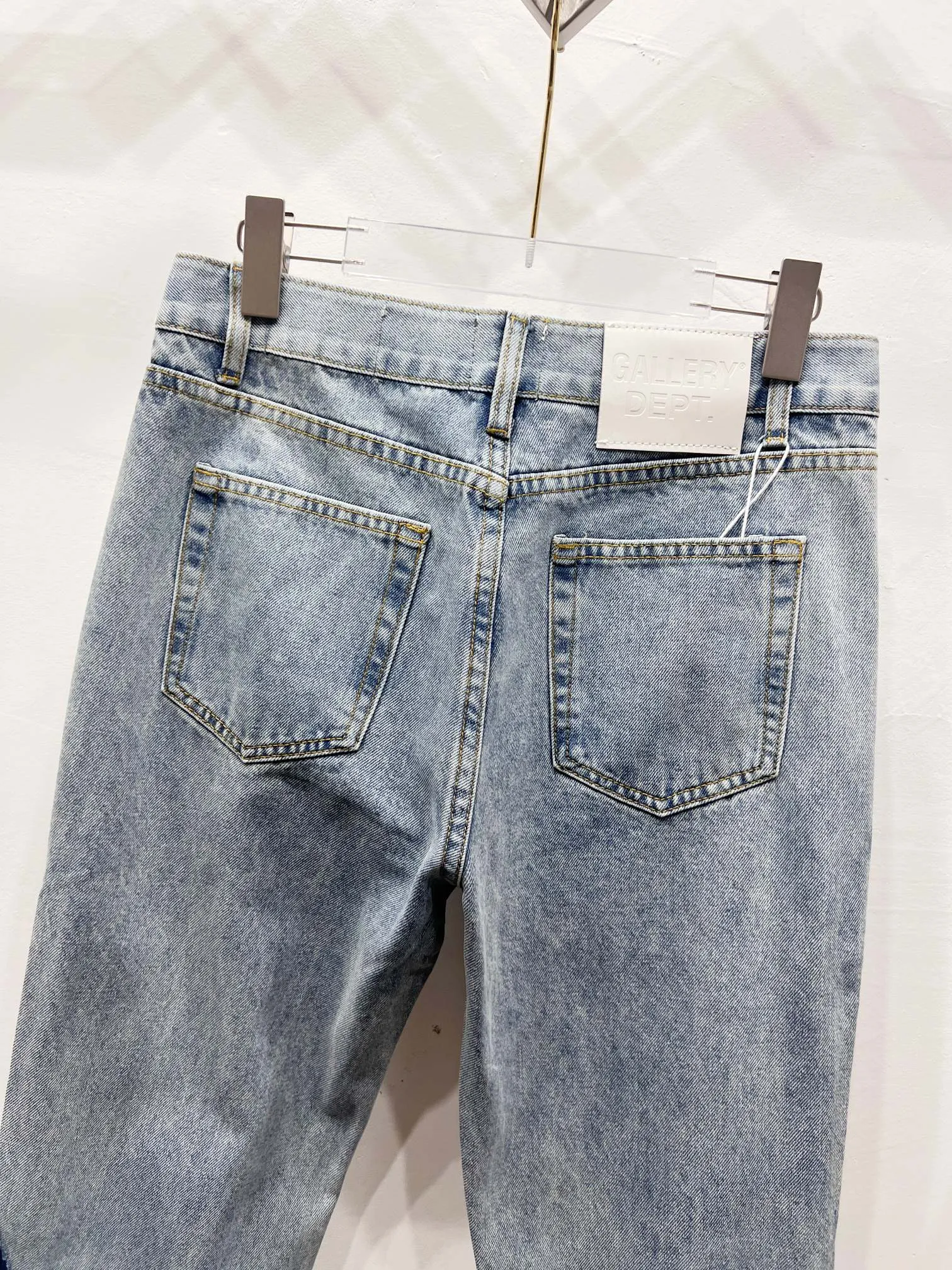 P250 Style number: (c077) GALLERY DEPT. Denim splicing flame🔥flare pants washed and distressed spliced jeans -Original purchase and pattern making to truly restore the ultimate vintage texture -Original hardware accessories, washed and other elevators, QR code analysis are all purchased from the original factory, high degree of restoration, welcome to compare with a certain product ~ -Three-dimensional version Loose and comfortable, not picky about the figure, taller and slimmer, factory Seiko, original factory quality control, same style for men and women, can be matched with couples Versatile recommendation: must-have jeans for all seasons Color: blue Size: S-XXL (28-36)